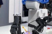 2025WAIC｜制作非遗香囊、收拾家务，自变量机器人多机智能群亮相