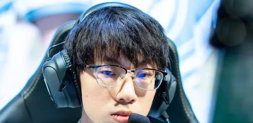 宝蓝在英雄联盟中开的车是什么品牌？