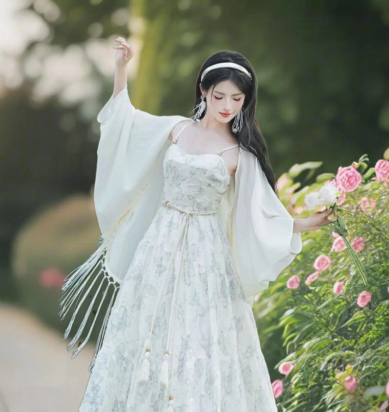 完美世界蝴蝶吊带配什么裙子？如何搭配出最佳效果？