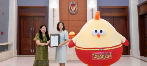“泰拳活力公园”在穗开幕，名创优品携“泰拳友好大使”墩DUN鸡亮相现场