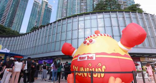 “泰拳活力公园”在穗开幕，名创优品携“泰拳友好大使”墩DUN鸡亮相现场