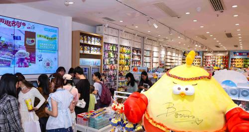 “泰拳活力公园”在穗开幕，名创优品携“泰拳友好大使”墩DUN鸡亮相现场