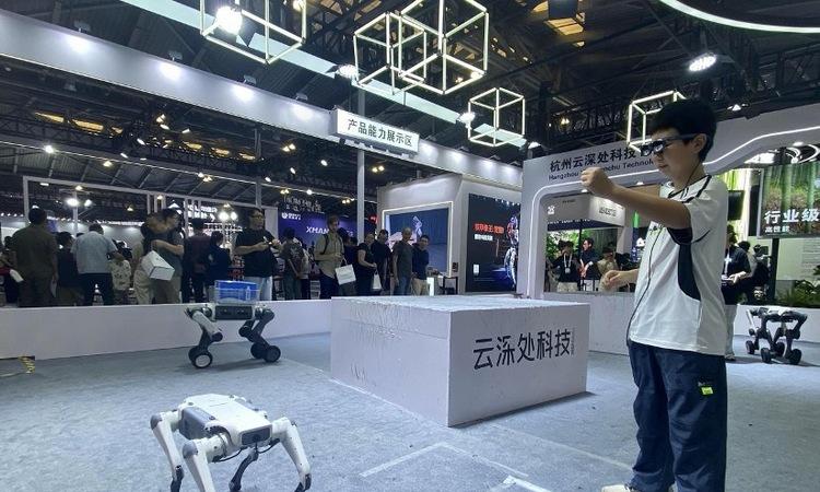 云深处科技亮相WAIC2025，展示具身智能机器人关键技术与实战应用  真实作业场景+具身智能能力！云深处科技闪耀WAIC2025
